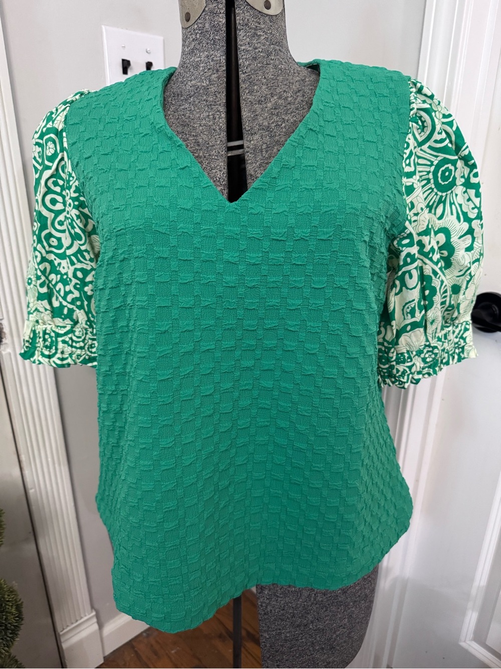 Women’s Umgee Green V-neck Puckered Knit Top with Floral Puff Sleeves Small